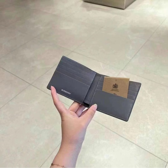 100% authentic Burberry unsex flap wallet $480+ tax - Picture 3 of 4